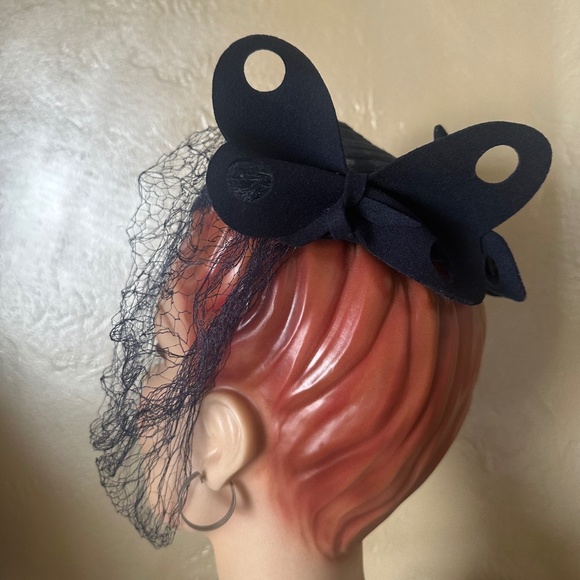 REMARKABLE 1930S\' NAVY CRIN CAP WITH NAVY FELT BOWS & SPIDER VEIL main image 4